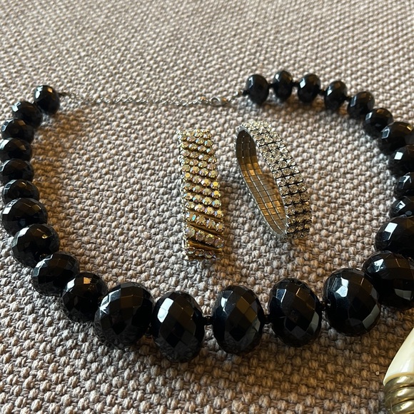 Bundle of costume jewelry. - Picture 5 of 5